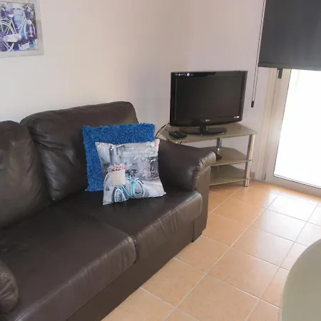First Floor, 2 Bedroom F102, Pool View & Free Wifi *