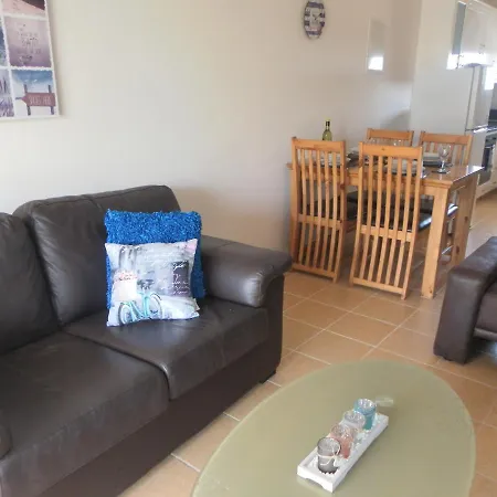 First Floor, 2 Bedroom F102, Pool View & Free Wifi Apartment *