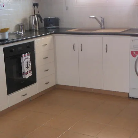 Apartment First Floor, 2 Bedroom F102, Pool View & Free Wifi *