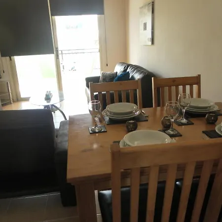 Apartment First Floor, 2 Bedroom F102, Pool View & Free Wifi