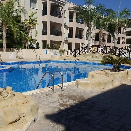 First Floor, 2 Bedroom F102, Pool View & Free Wifi Apartment *