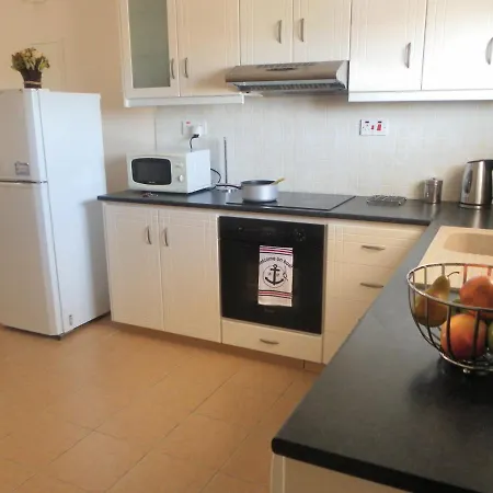 דירה First Floor, 2 Bedroom F102, Pool View & Free Wifi פאפוס