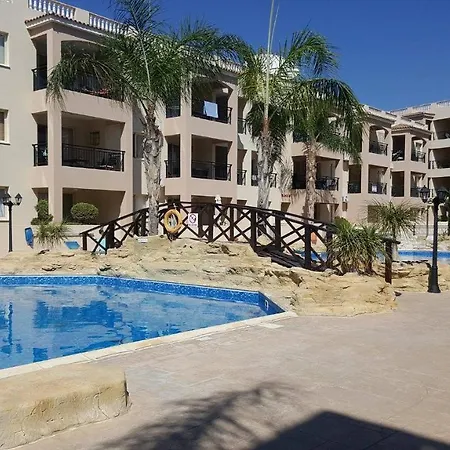 דירה First Floor, 2 Bedroom F102, Pool View & Free Wifi פאפוס
